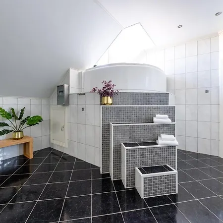 Enter - Luxury Penthouse With Jacuzzi